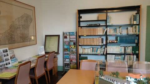 ブラフ18番館のライブラリー