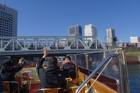 みなとみらいをクルーズ