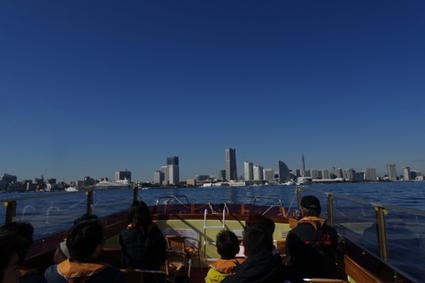 みなとみらいのビル群を海から眺める