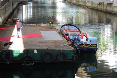 前田橋近くの臨時の桟橋