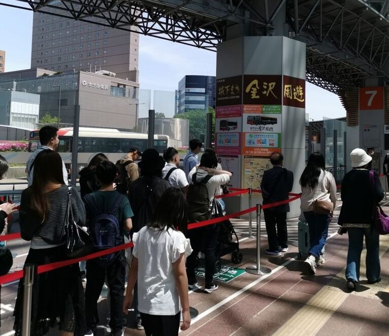 金沢駅東口 観光ルートのバス乗り場 地面の色分け
