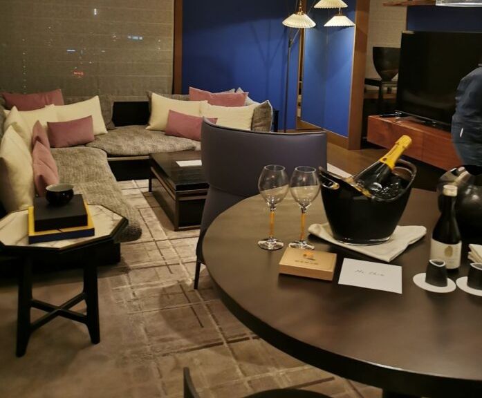 ホテルでのスイーツとシャンパンのテーブル