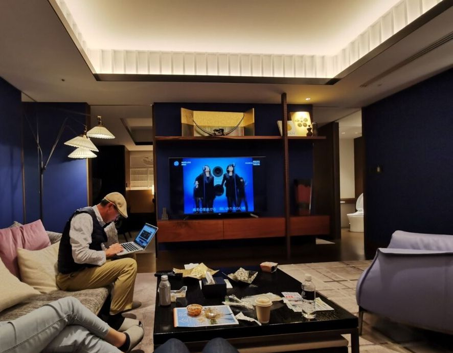 スイートルームのリビングでくつろぐ夜