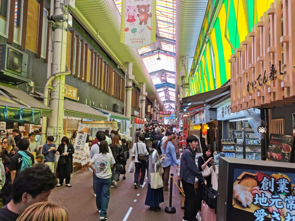 近江町市場の通り 連休中のにぎわい