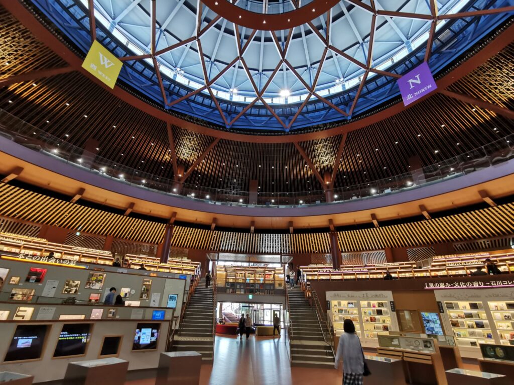 石川県立図書館の外観 モダン建築