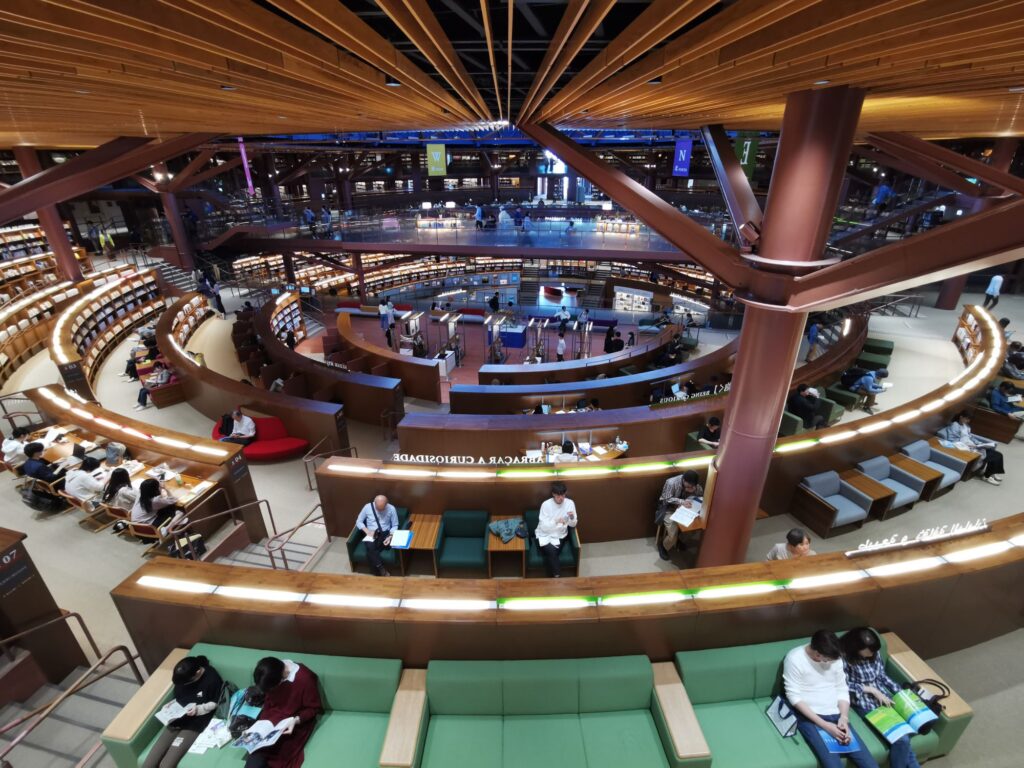 石川県立図書館 内部の閲覧スペース