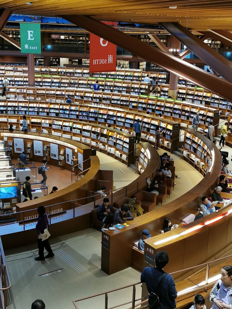 石川県立図書館の吹き抜けフロア