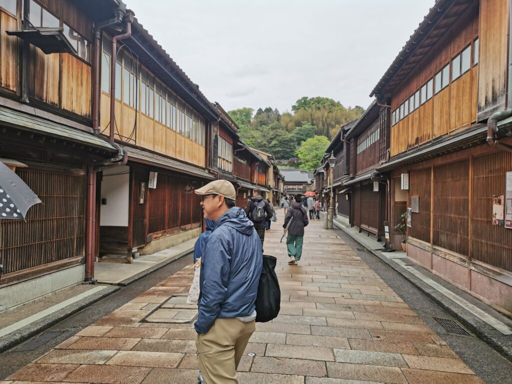 金沢 東茶屋街の朝の町並み 雨上がり