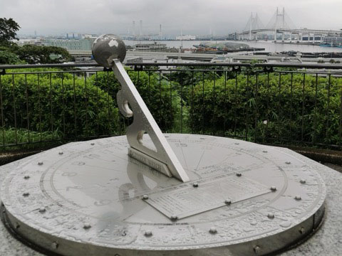 曇りの日の日時計雨のあとがあります