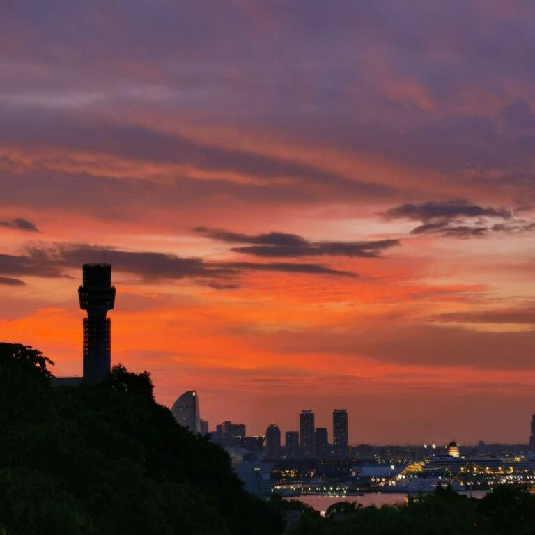 夕暮れの横浜港～港の見える丘公園からみなとみらい方面マリンタワーを望む