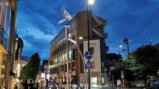 みなとみらい線元町中華街駅前から元町のフェニックスゲートを望む