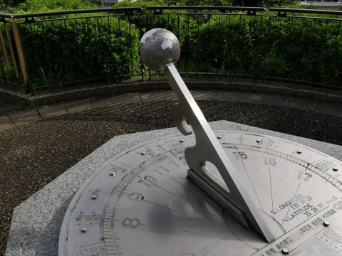 日時計には世界の都市の名前も書かれています