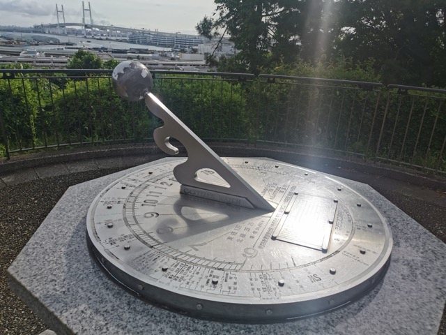 晴れた日の日時計