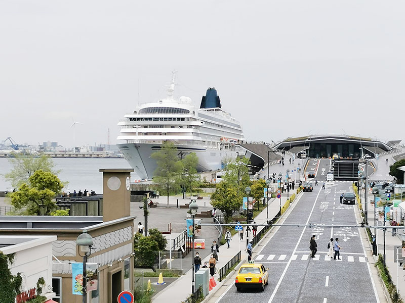 横浜大さん橋の豪華客船