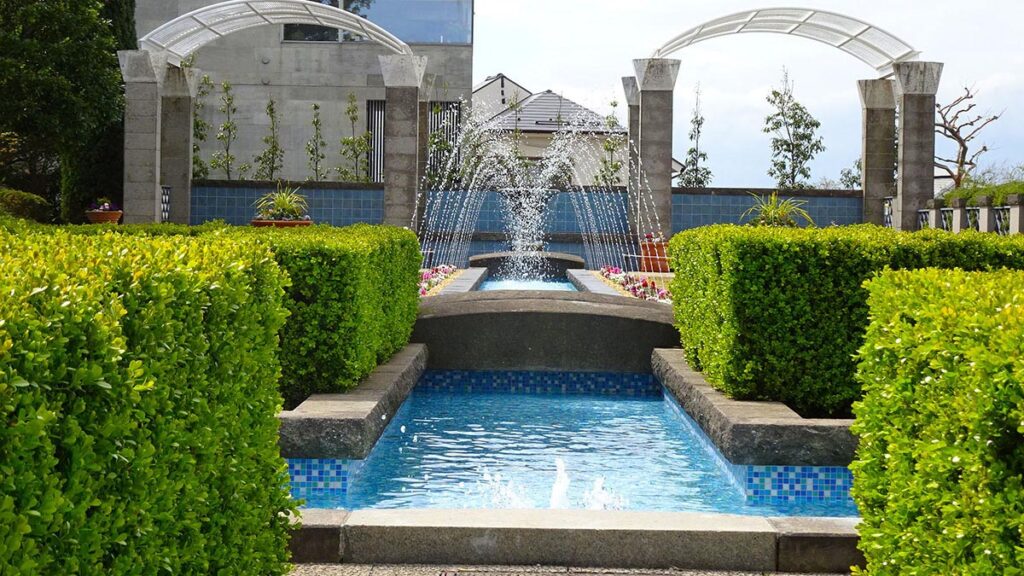 イタリア山庭園 青いタイルの噴水