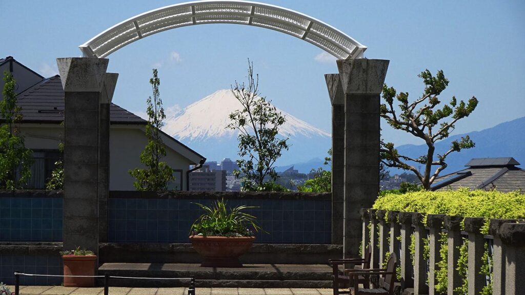 イタリア山庭園から見える富士山