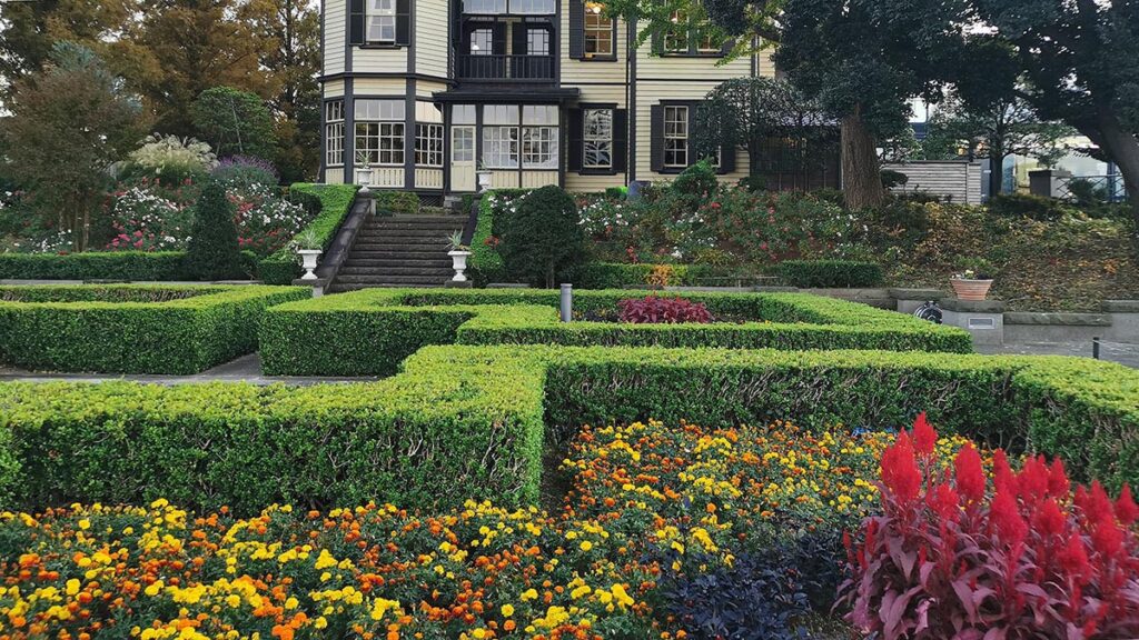 イタリア山庭園 整形式花壇と外交官の家