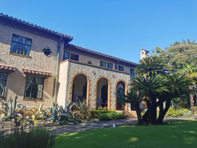 ベーリックホールの美しい建物とよく手入れされた庭