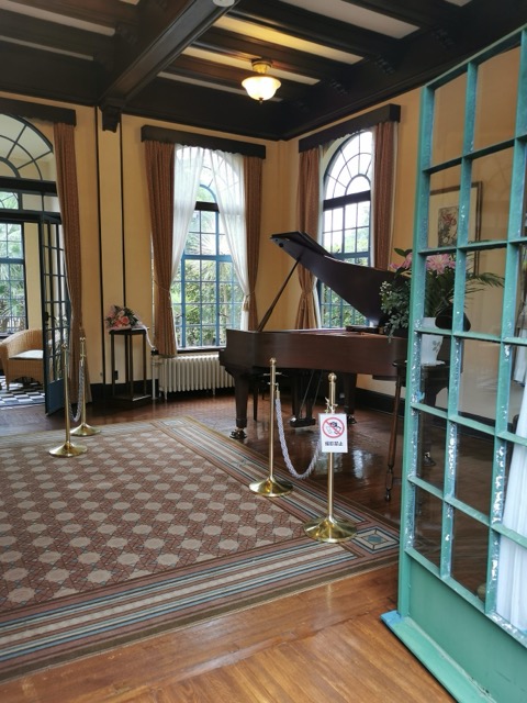 ベーリックホールのメインホールにあるピアノとフランス窓
