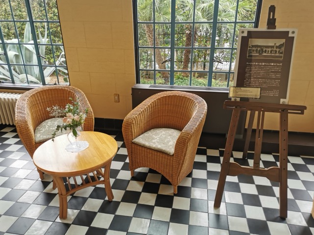 スペイン風のサンルーム市松模様の床が印象的