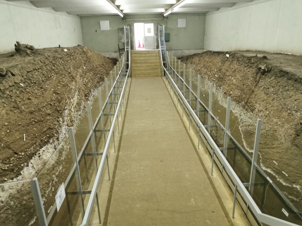 復元された竪穴式住居