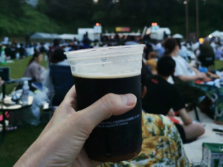 観客が持ち込んだビールを片手にジャズを楽しむ様子