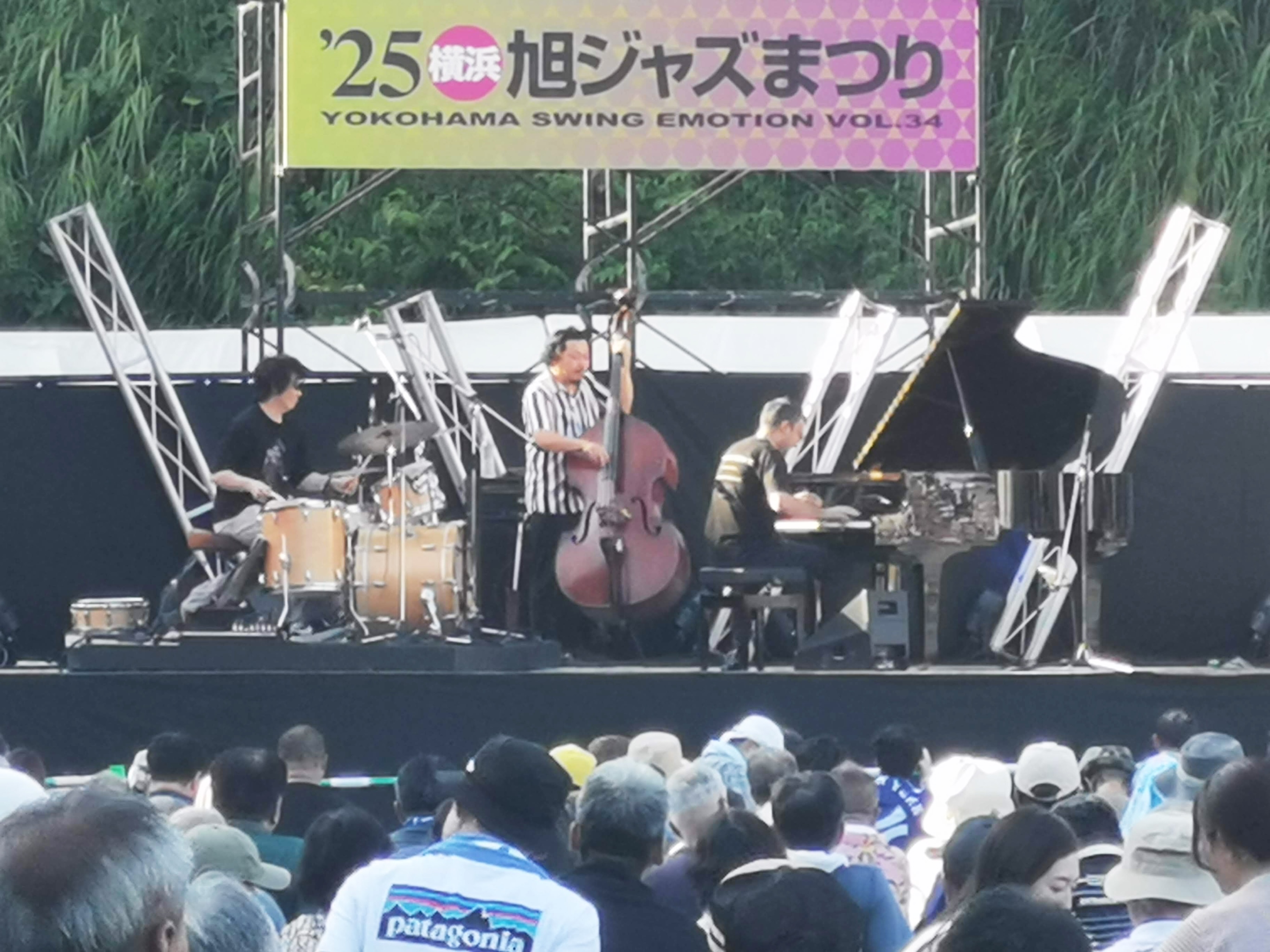 旭ジャズまつりのステージで進行するMCとバンドセット