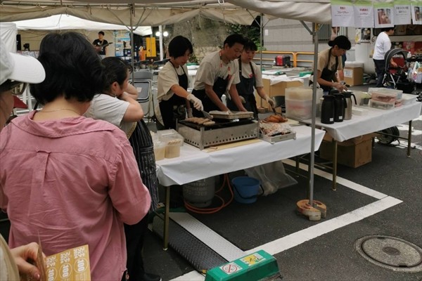 元町フードフェア2025 屋台で調理する様子