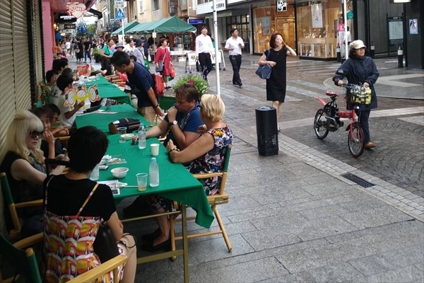 元町フードフェア2025 屋外テーブル席の様子