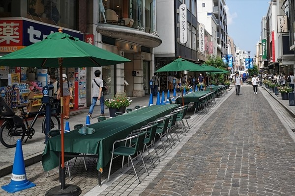 横浜元町フードフェア2025 会場の緑のテーブル席