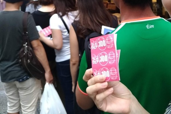 元町フードフェア2025 チケット売場に並ぶ人々