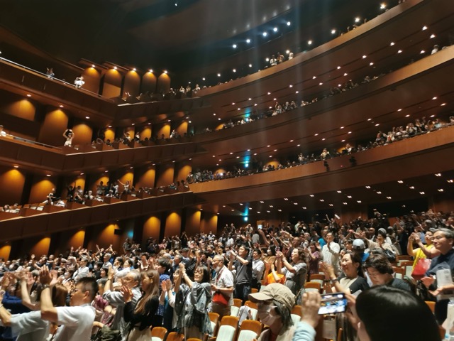 新国立劇場オペラパレス「椿姫」終演後にスタンディングオベーションする観客