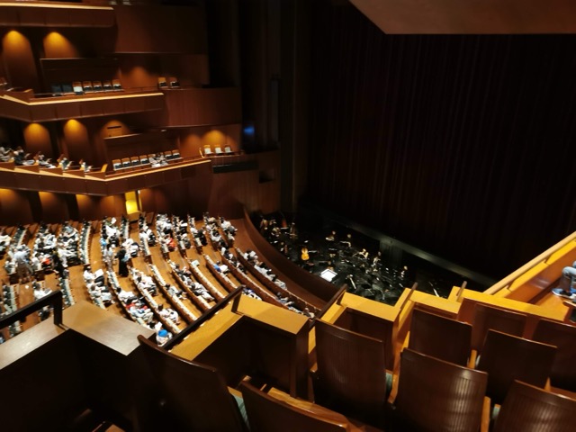 新国立劇場オペラパレス 2階席から見下ろすオーケストラピットと観客席