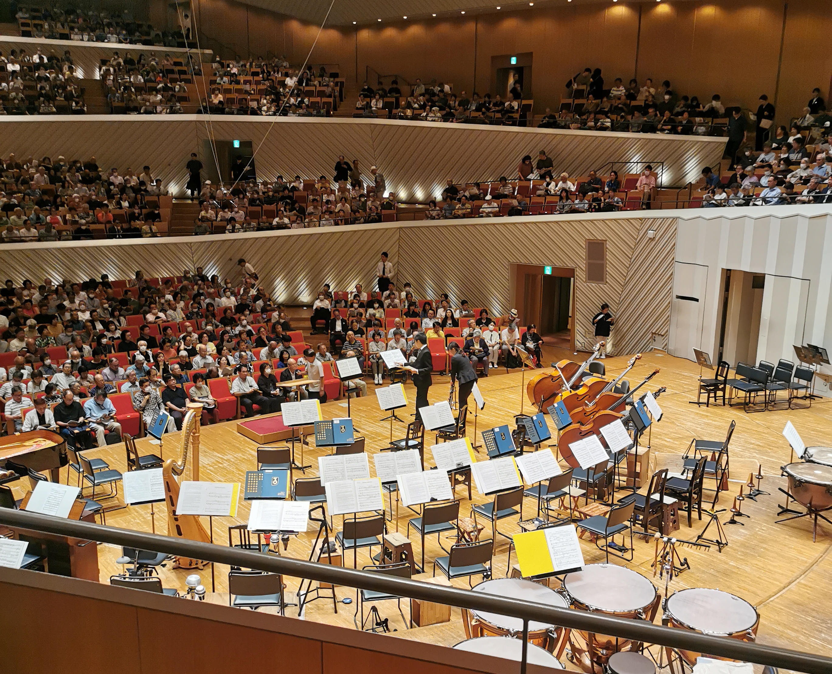 ステージ後方から眺めたオーケストラの演奏風景